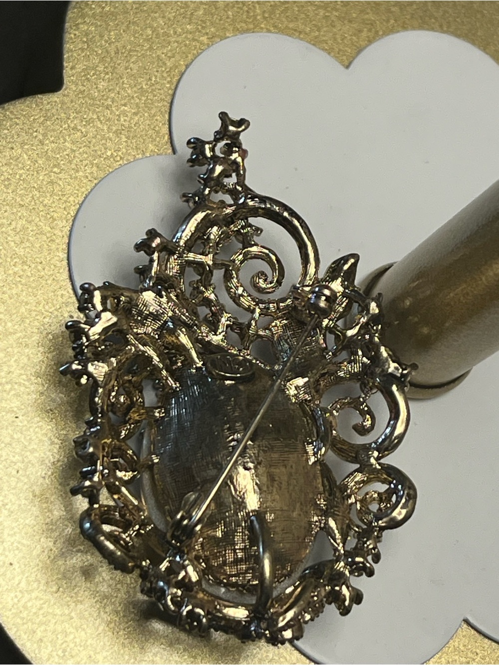 Fashion jewelry statement brooch - Like new - Picture 3 of 7